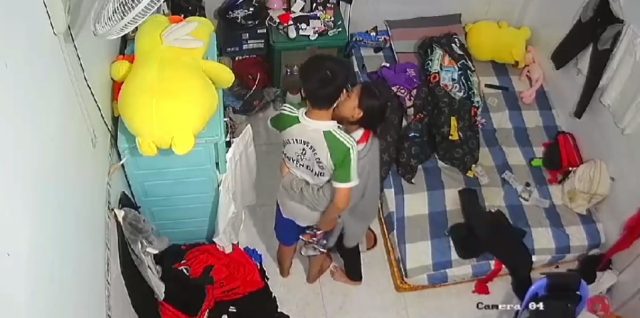 Dụ dỗ bằng cách lấy lồn khi đến nhà chơi
